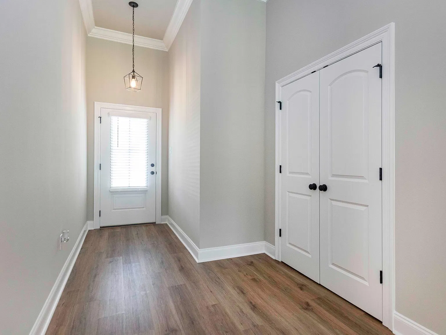 4 bed, 2010 sqft, $2,100 — Photo 2