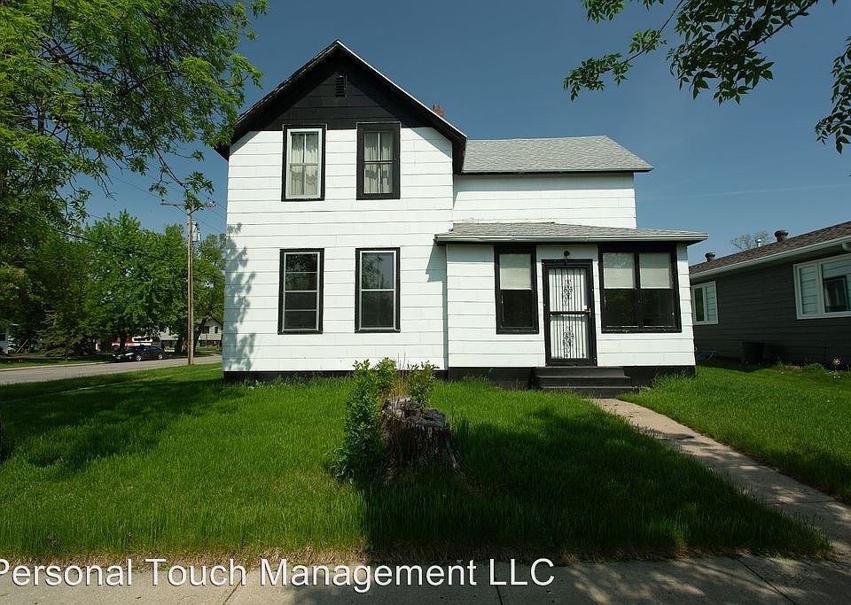 1st image of 124 2nd St NE