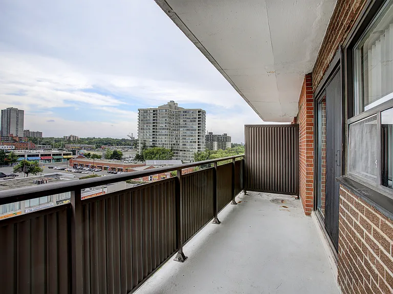 2503 Hurontario St — Photo 10