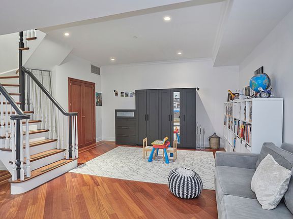 5th image of 543 16th St APT 1R