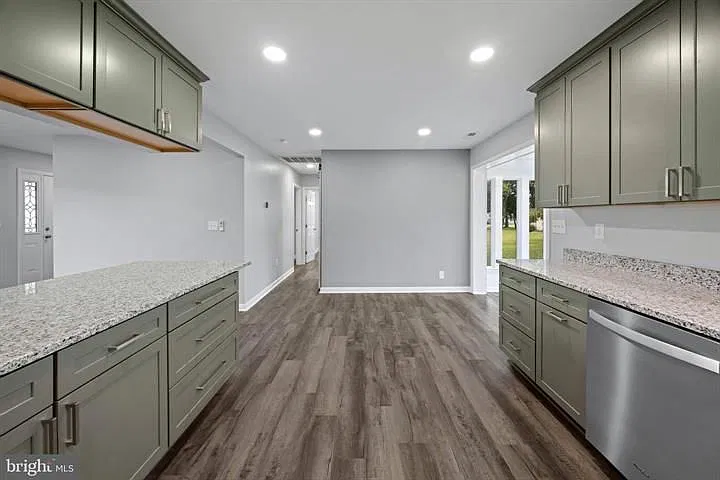 2 bed, 2.5 bath, 1660 sqft, $3,000 — Photo 4