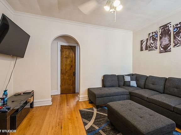 3rd image of 4833 N Hoyne Ave APT 1B