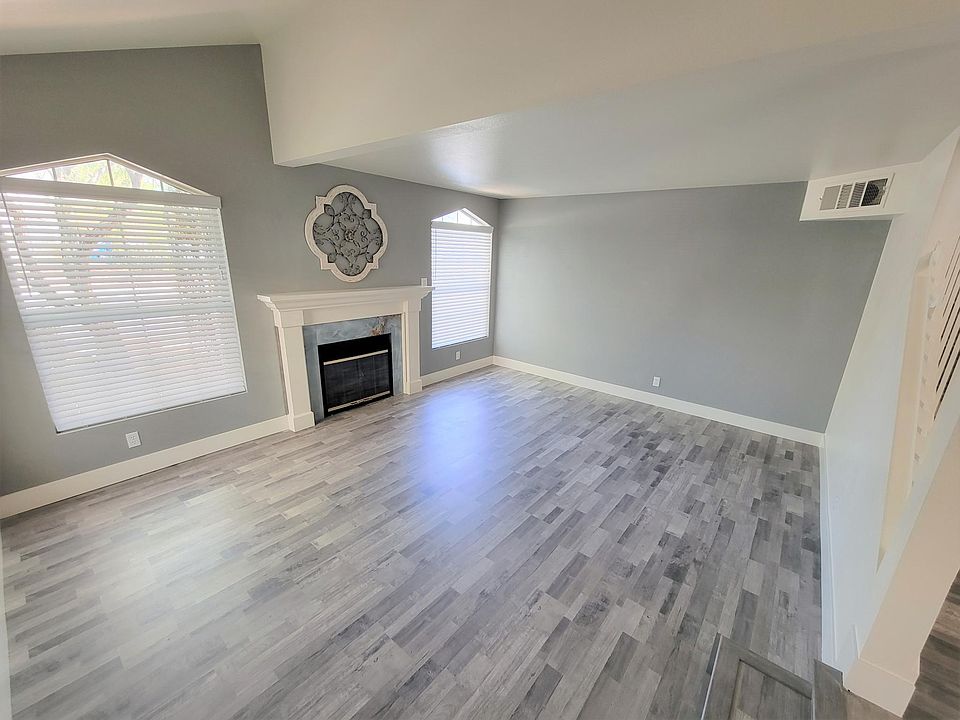Large beautiful Family Room with Fireplace, vaulted ceiling and Window Coverings