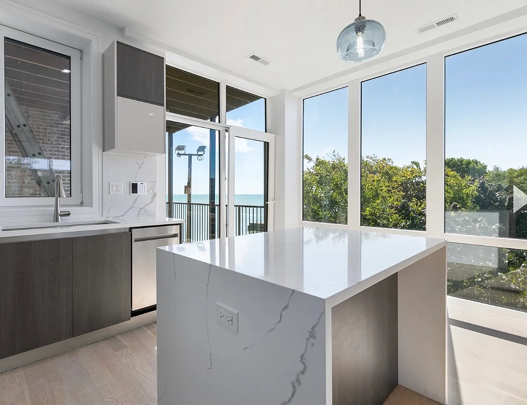 2 bed, 932 sqft, $3,995 — Photo 2