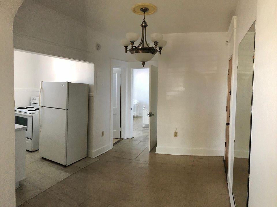 2nd image of 2225 SW 9th St APT 6