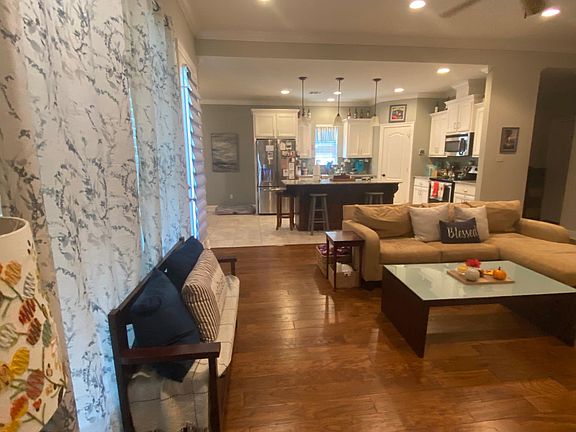 4th image of 102 Oak Path Dr