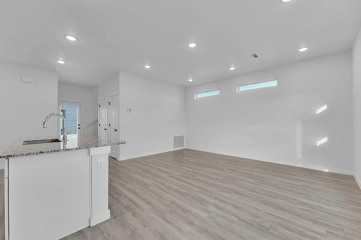 3 bed, 1100 sqft, $1,700 — Photo 2