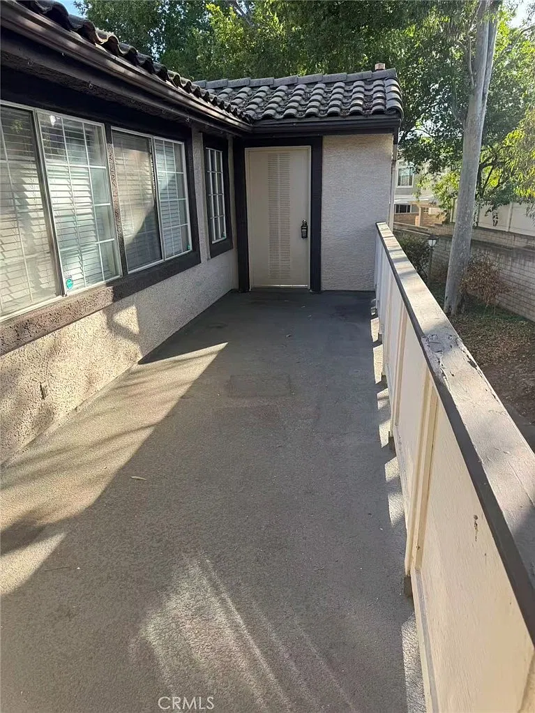 2 bed, 967 sqft, $2,300 — Photo 1