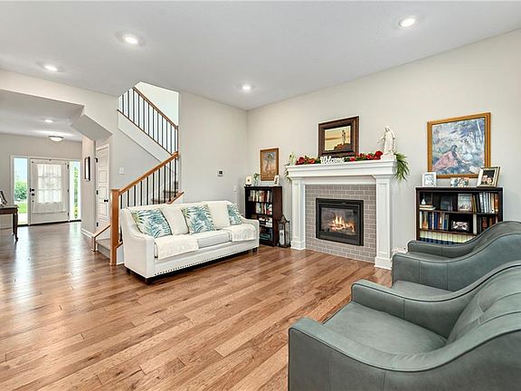 4th image of 124 SE Briar Valley Ln