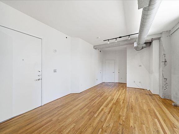 4th image of 917 Main St APT 901