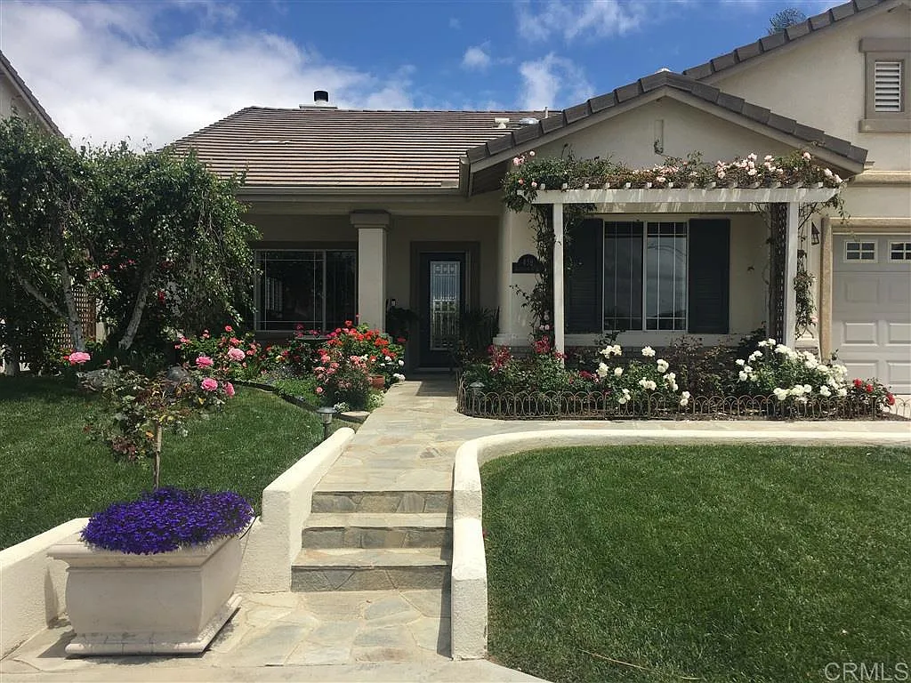 4 bed, 2.0 bath, 2375 sqft, $6,400 — Photo 1
