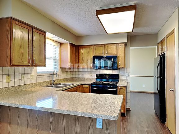 3rd image of 135 Glengary Dr