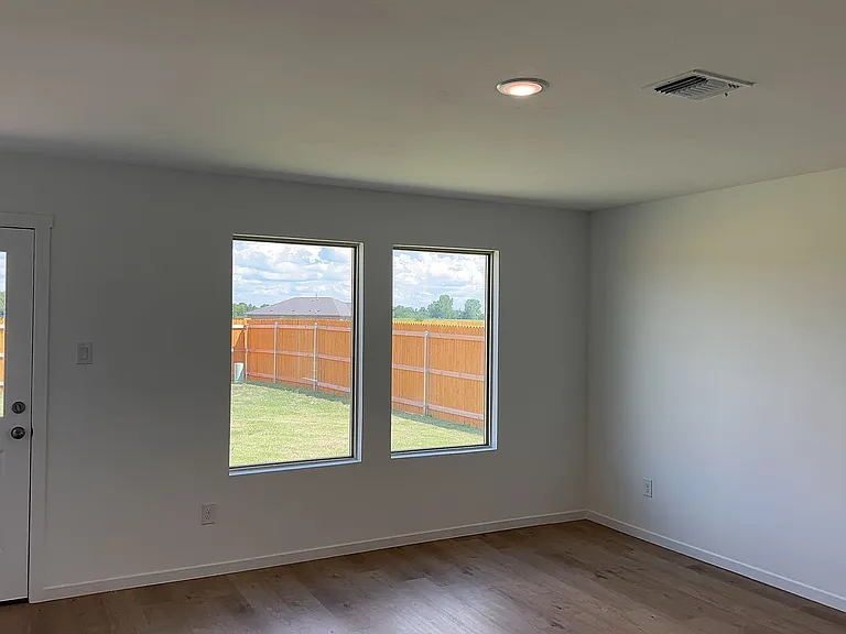 1925 Honey Locust Dr — Photo 4