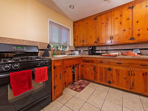 3rd image of 548 Guava Ave