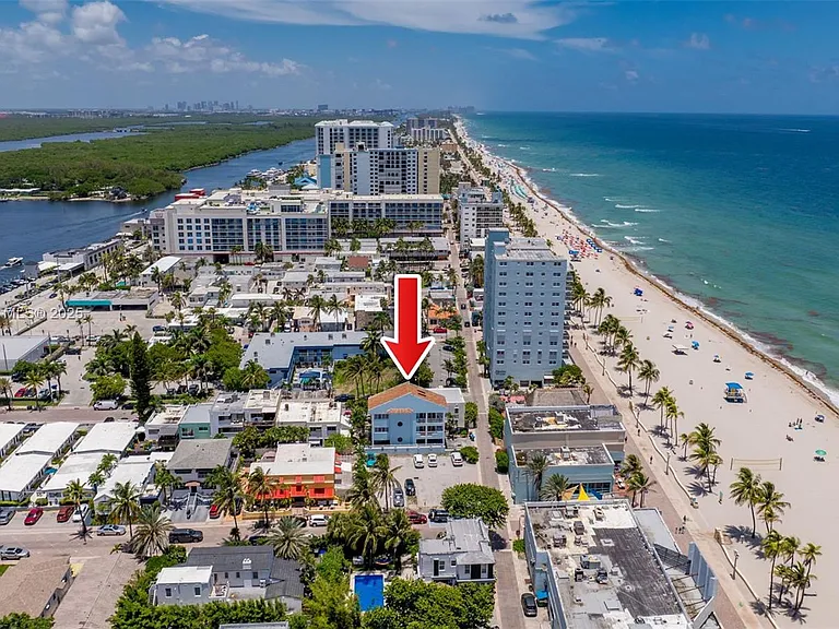 311 N Surf Rd — Photo 18