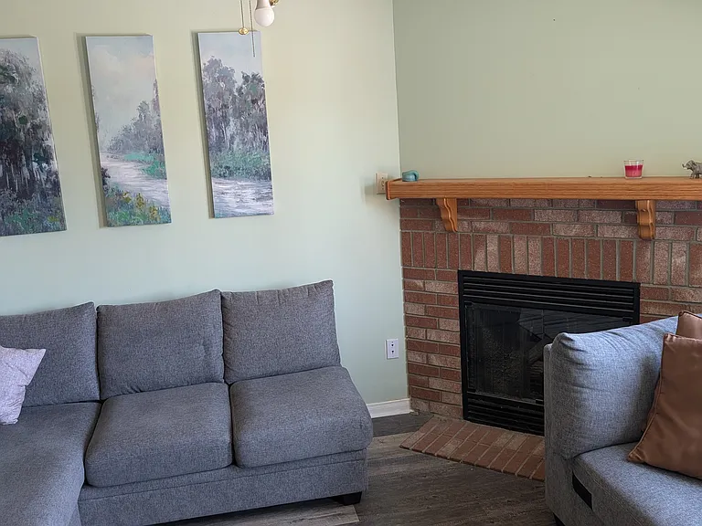 302 College Ave W — Photo 2