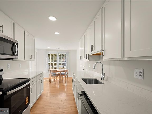 4th image of 10426 Fair Oaks