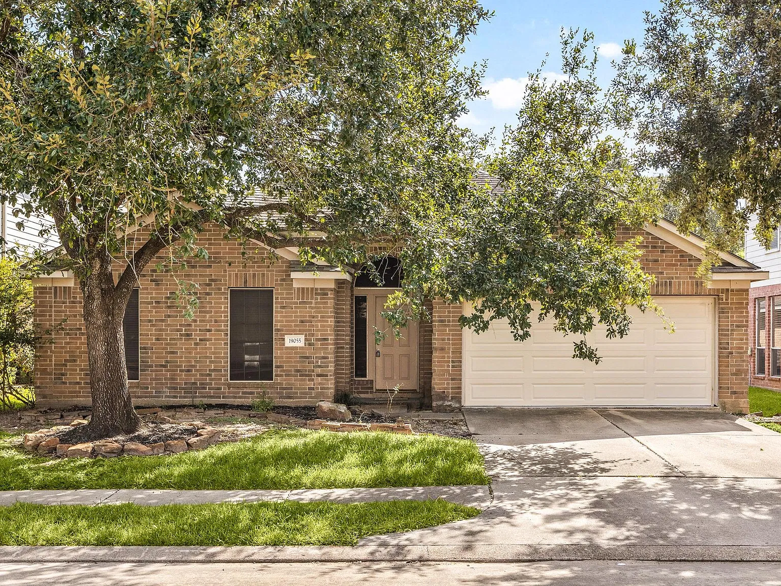 4 bed, 2.0 bath, 2219 sqft, $1,950 — Photo 1