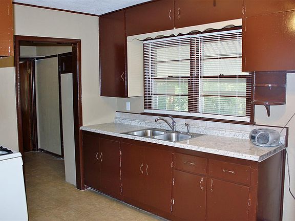 4th image of 1113 Shelden St