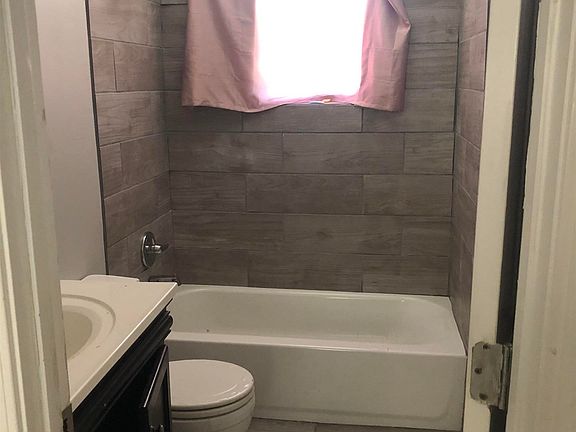 3rd image of 923 Avenue C