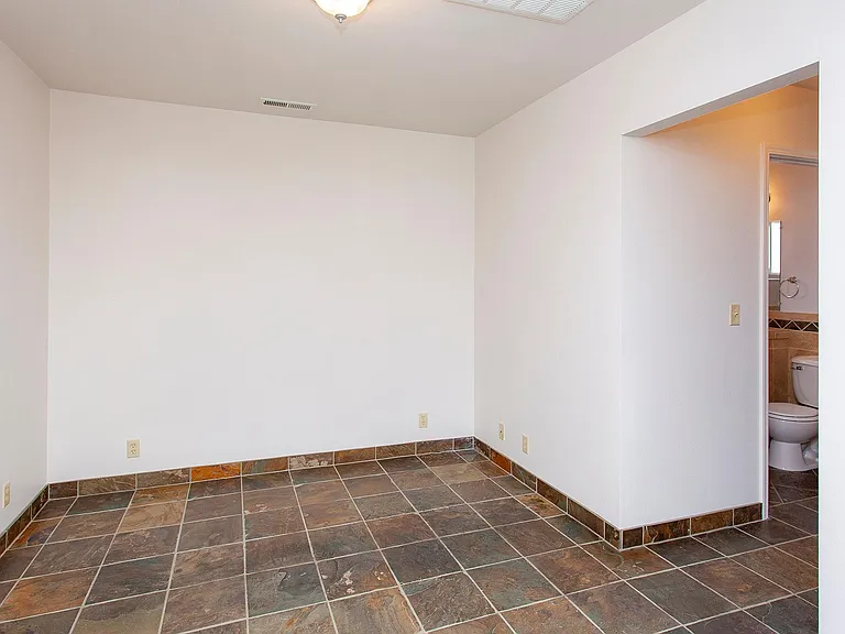 425 Stewart St — Photo 11