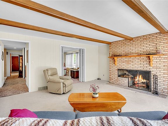 4th image of 8 Old Spring Ln