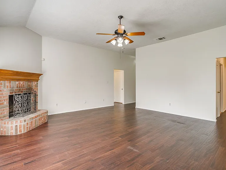 608 Gracie Ln — Photo 4