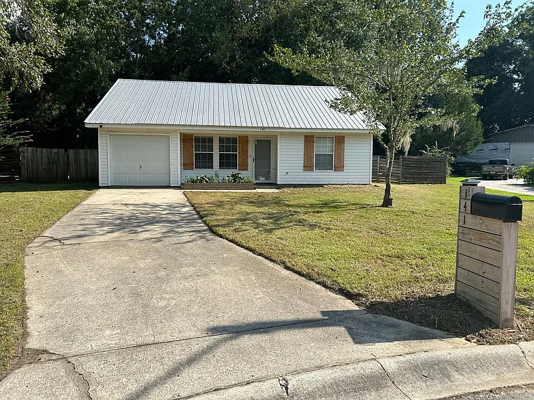 141 Oakwood Dr — Photo 3