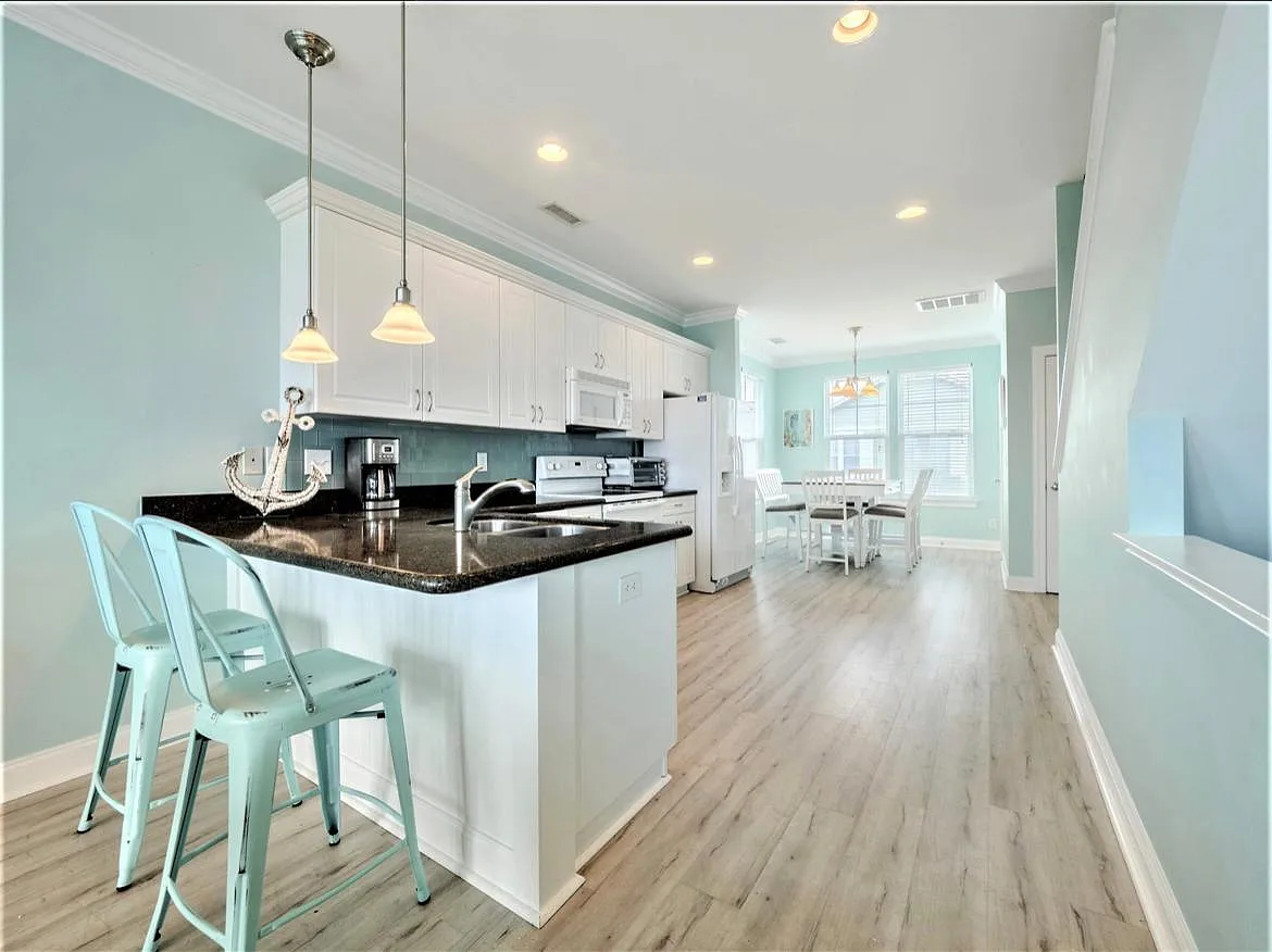 3 bed, 2.5 bath, 1700 sqft, $2,000 — Photo 3