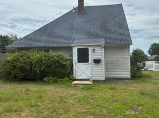 9 Boat Ln, Levittown, NY 11756