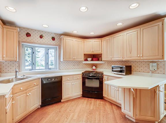 5th image of 1218 E Clarendon St