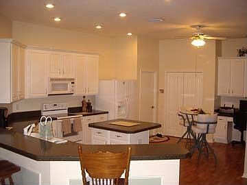 Eat-in Kitchen w/Island