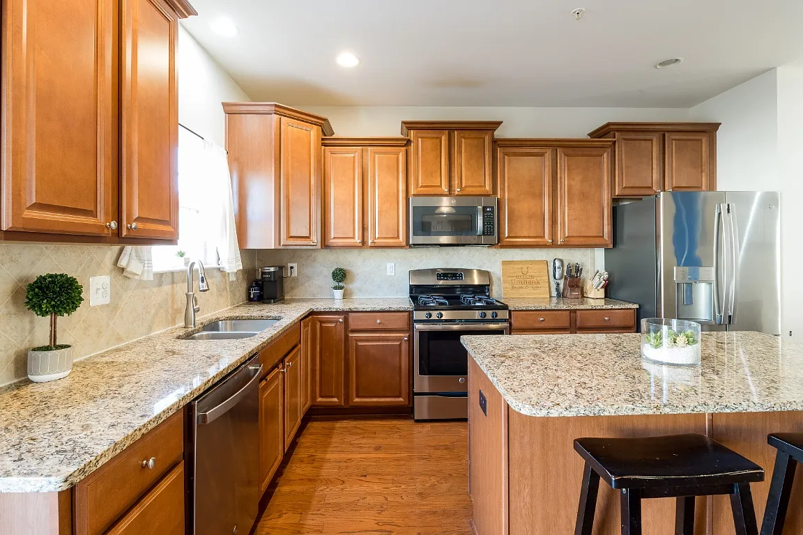 4 bed, 3.5 bath, 2200 sqft, $3,100 — Photo 2