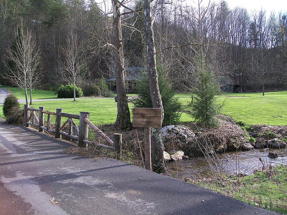 Creek View in Community