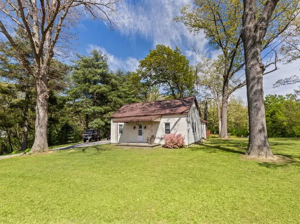 1140 Race Track Rd, Centralia, IL 62801