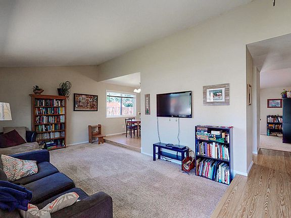 B1 - 04 - Living room.jpg