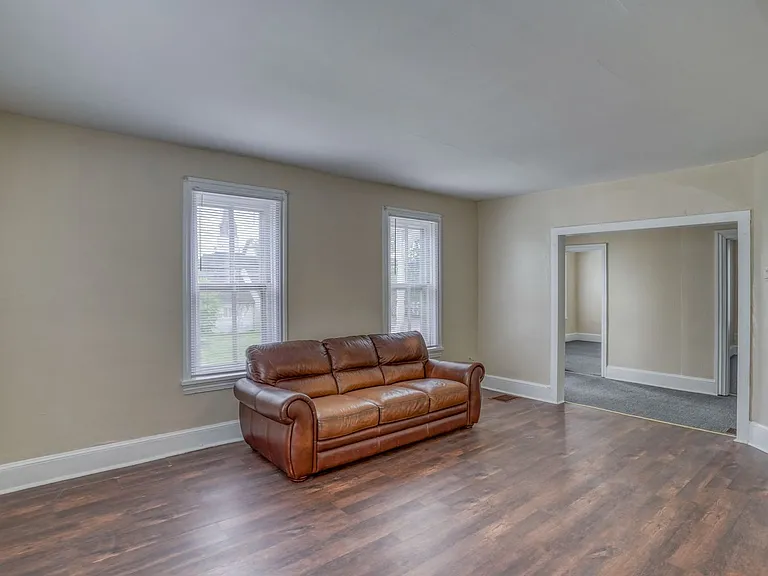 132 W Mount Vernon St — Photo 9