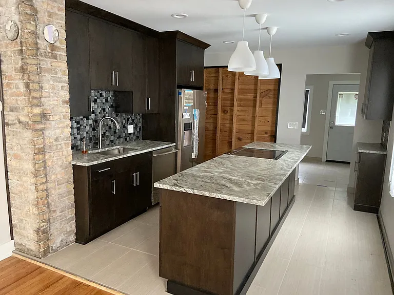 2315 Yemans St — Photo 2