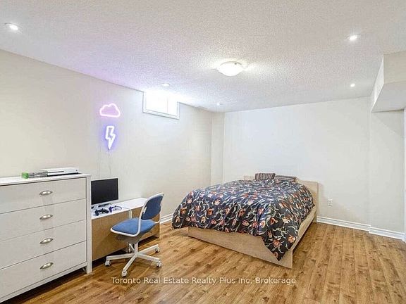 5th image of 42 Crystalview Cres