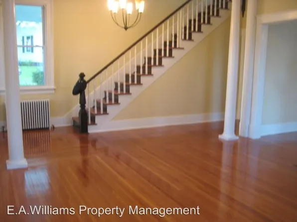 105 Cabell St, Crewe, VA 23930