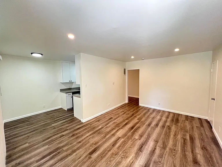 2408 Ocean Park Blvd — Photo 9