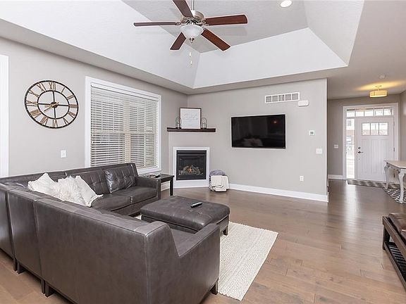 4th image of 590 S Crescent Way