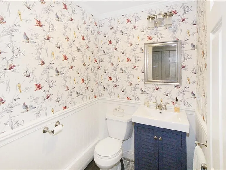 641 Middle Rd — Photo 23