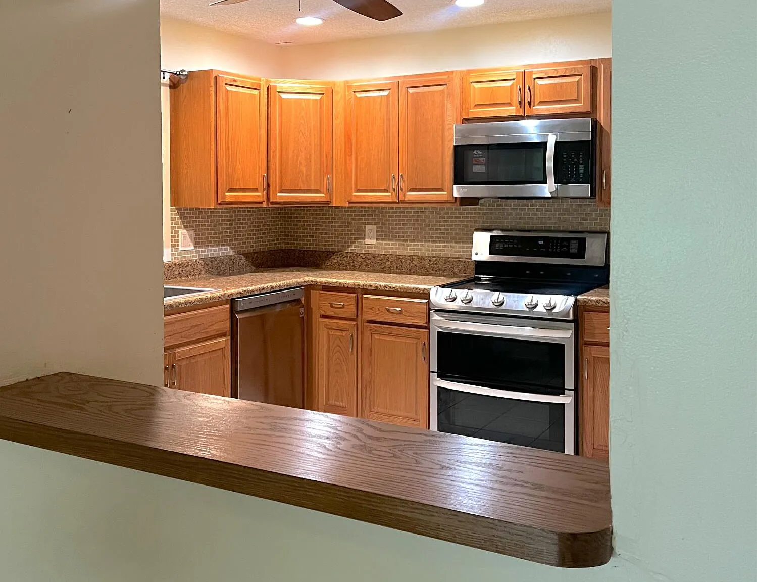 3 bed, 2.0 bath, 1195 sqft, $2,400 — Photo 2