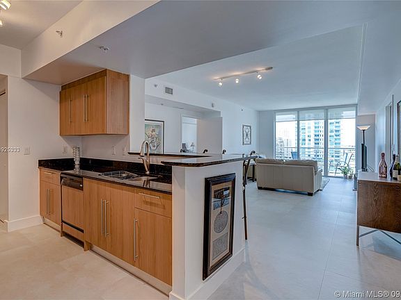 5th image of 325 Biscayne Blvd #1821