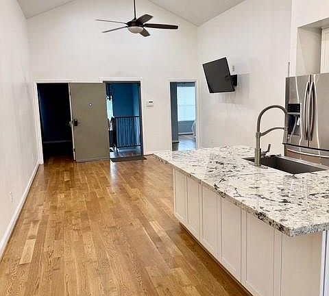 4th image of 2116 Live Oak St #B