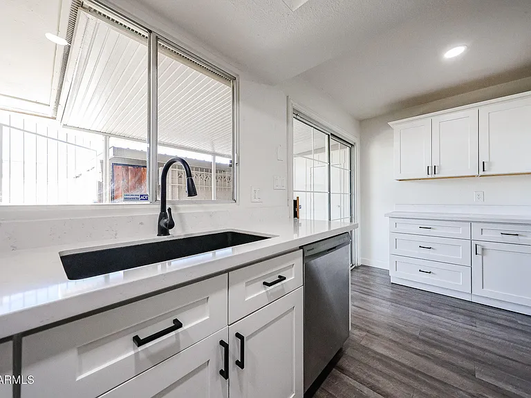 1803 W Maryland Ave — Photo 23