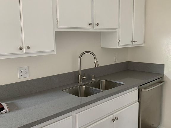 5th image of 727 W Hyde Park Blvd
