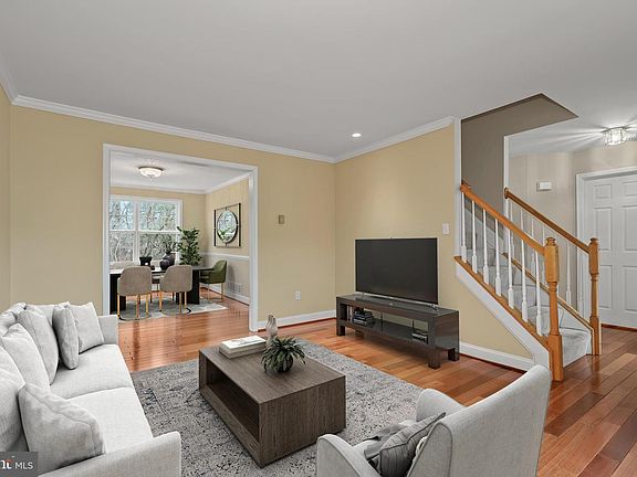 4th image of 9637 Oakdale Ave