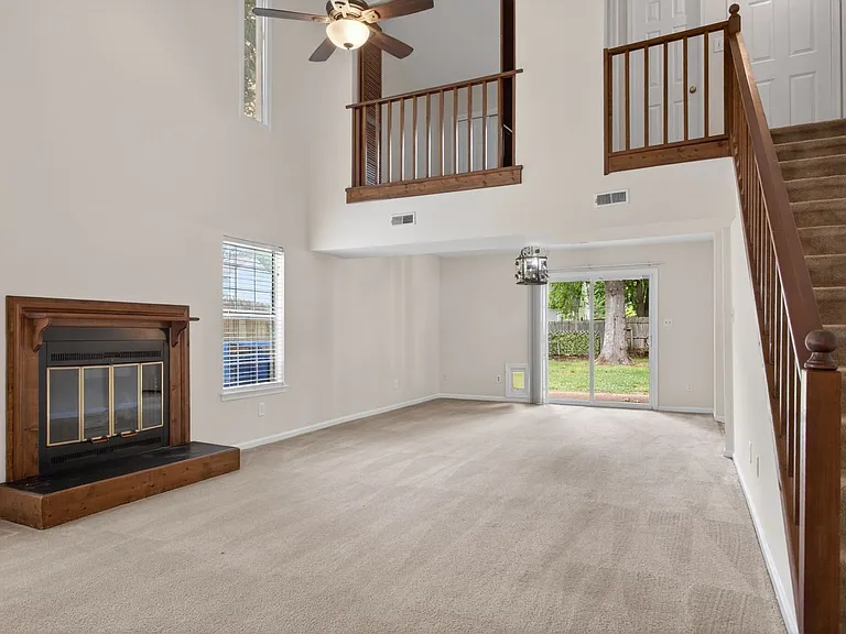 227 Ashridge Ln — Photo 6